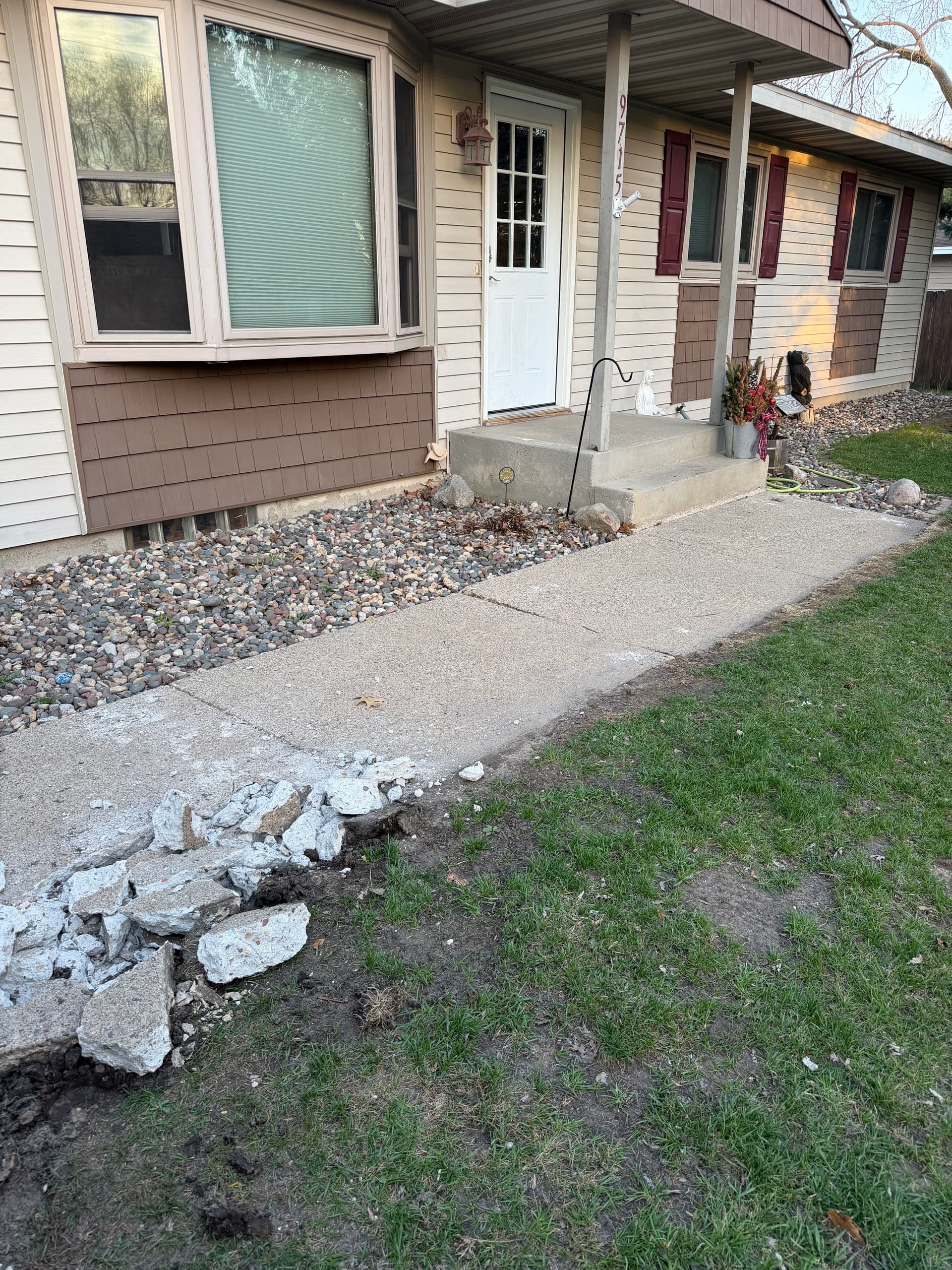 Gallery photos for Cracked Concrete Sidewalk Replaced with Luxury Paver Walkway: Image #3
