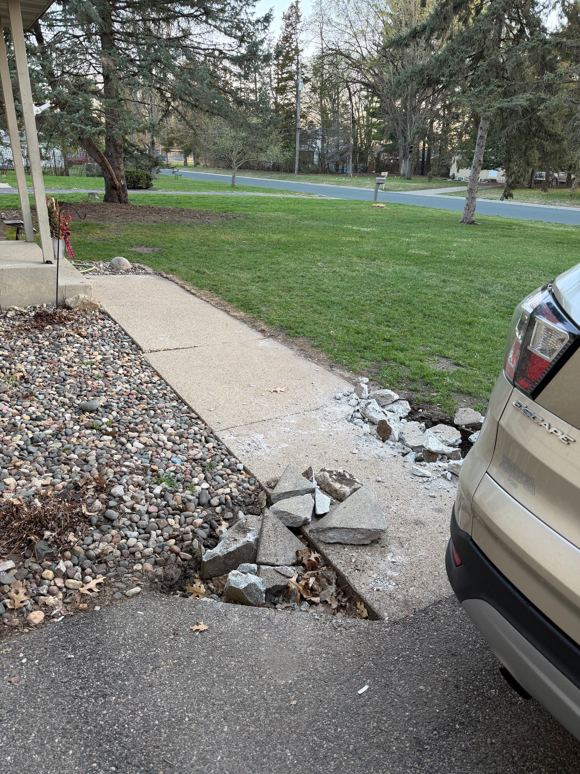 Gallery photos for Cracked Concrete Sidewalk Replaced with Luxury Paver Walkway: Image #2